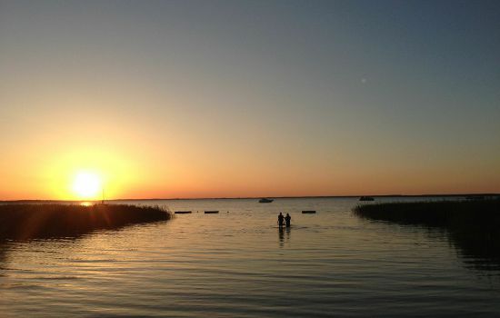 Badebucht am Müritzufer bei Sonnenuntergang